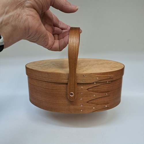 Click to view detail for BJ-001 Shaker Treasure Box w/tray/handle $180