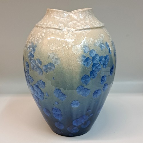 Click to view detail for JP-023 Vase, Blue & White Crystalline  $425