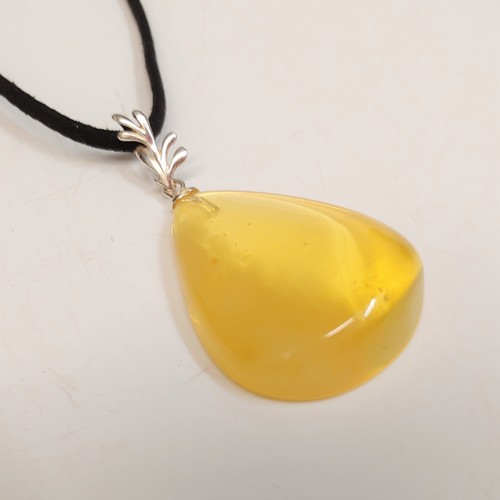 Click to view detail for  HWG-103 Pendant, Two-Tone Yellow Pear Shape $73