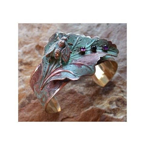 Click to view detail for EC-008 Cuff Bracelet Bumblebee on Tropical Leaf - Amethyst, Onyx $120