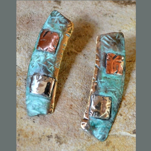 Click to view detail for EC-063 Earrings Elongated Curve With Textured Tealeaf $90