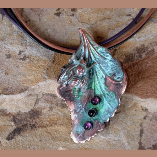 Click to view detail for EC-128 Pendant Bumblebee on Tropical Leaf Amethyst, Onyx $150