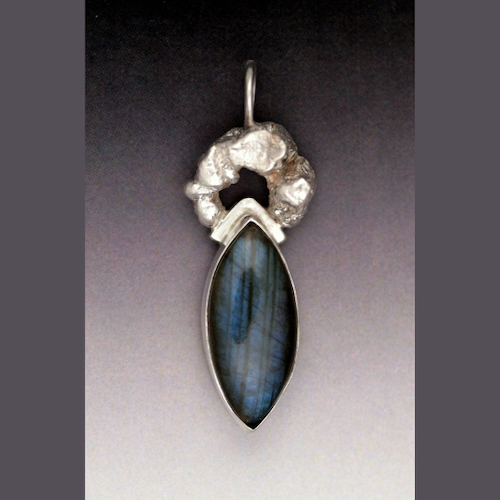 Click to view detail for MB-P386 Pendant, Queen $298