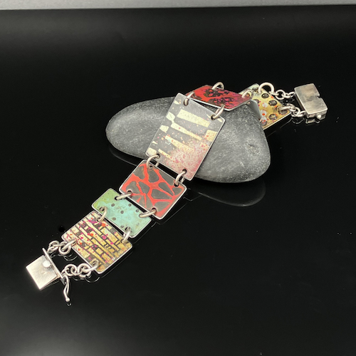 Click to view detail for TC-052 Bracelet, Red/Oregano/Créme Segment $235