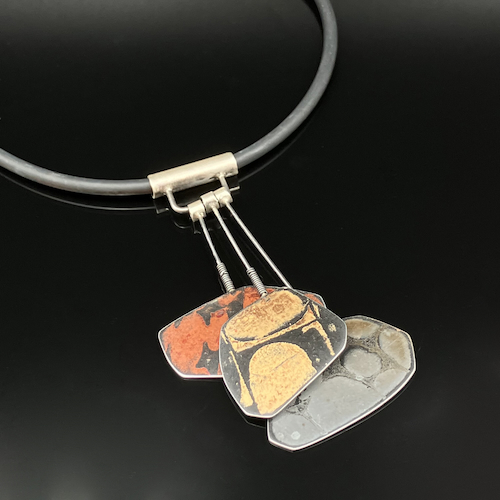 Click to view detail for TC-057 Pendant, 3 Swinging Boulders $210