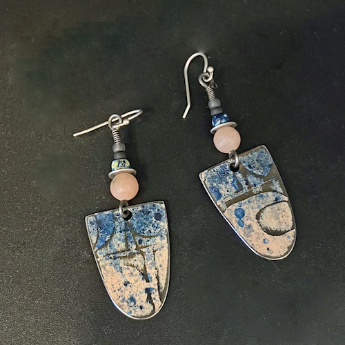 Click to view detail for TC-068 Earrings, Ink/Blush $90