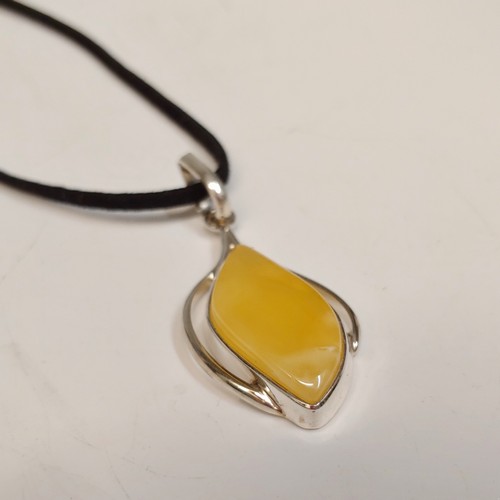 Click to view detail for HWG-102 Pendant Yellow Leaf Shape $74