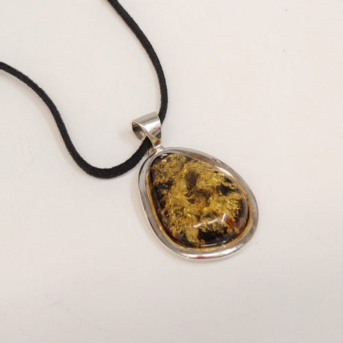 Click to view detail for HWG-106 Pendant Green Amber; Irregular Oval $90