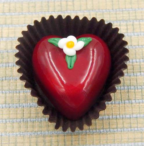Click to view detail for HG-003 Heart-Shaped with Flowers, Cherry & White Choc $43