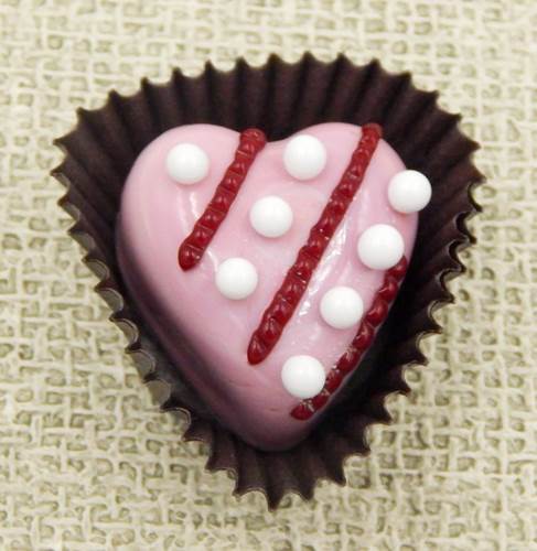 Click to view detail for HG-005 Strawberry Choc Heart with Lines, Dots $43
