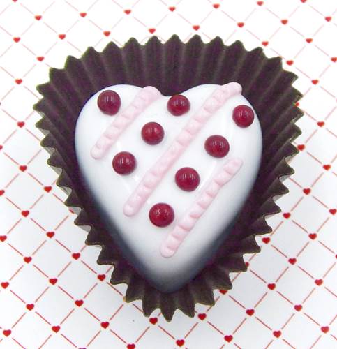 Click to view detail for HG-006 White Choc Heart with Lines, Dots $43