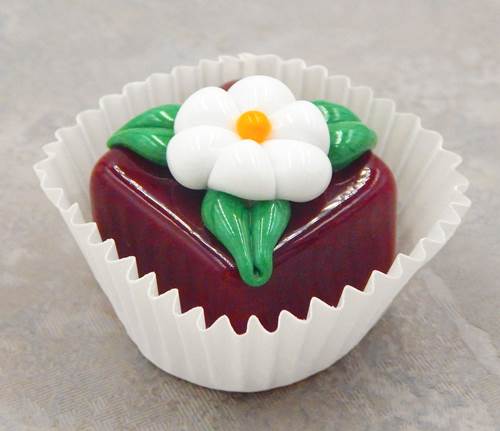 Click to view detail for HG-016 Deep Cherry Chocolate Cube with White Flower $43