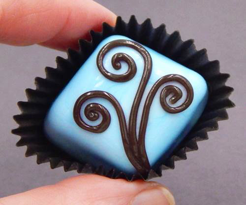 Click to view detail for HG-057 Berry Blue Glass Chocolate with Curls $47