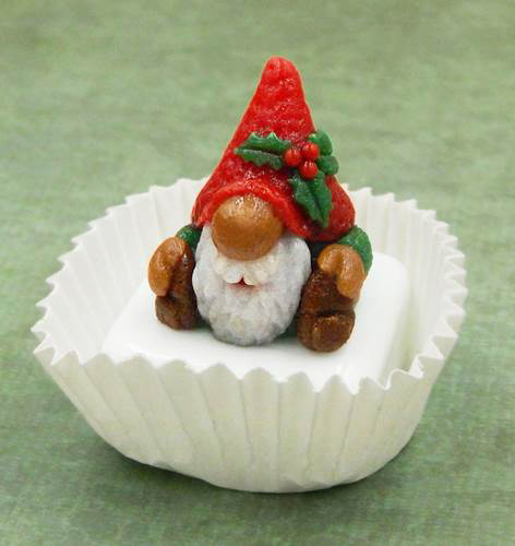 Click to view detail for HG-050 Christmas Gnome Petit Four Chocolate $54