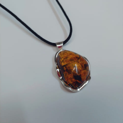 Click to view detail for HWG-026 Pendant, Amber Irregular Oval $82