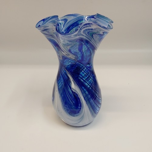 Click to view detail for DB-707 Vase Fluted Ocean Spray 7.75x5 $48