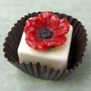Click to view detail for HG-011 Red Poppy on Vanilla Petit Four $50