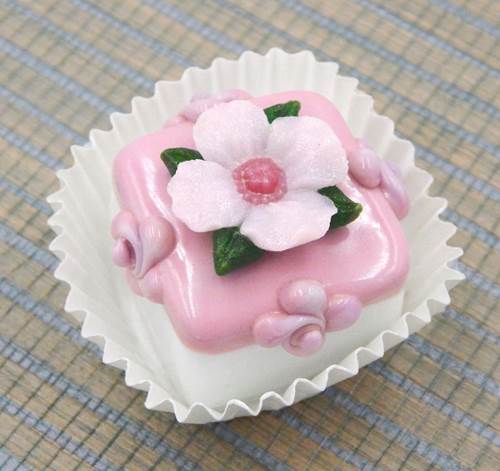 Click to view detail for HG-009 Strawberry & Pink Primrose Petit Four $50