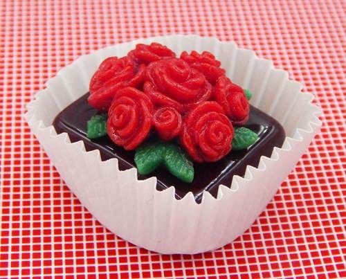 Click to view detail for HG-224 Dark Chocolate with Red Roses $58