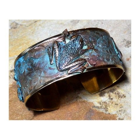 Click to view detail for EC-001 Cuff Bracelet with Tree Frog Motif $94