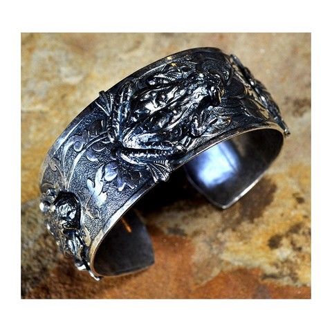 Click to view detail for EC-012 Cuff Bracelet Antiqued Silver Solid Brass Sculptural Frogs $105