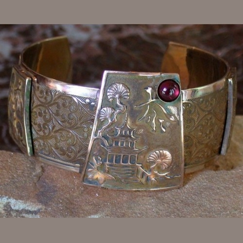 Click to view detail for EC-124 Cuff - Pagoda Garnet $107