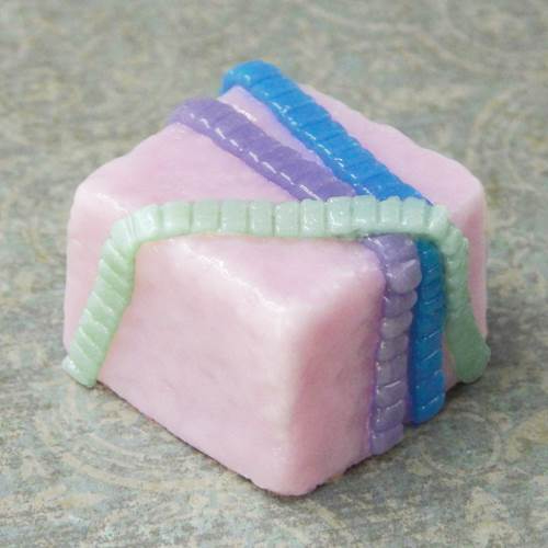 Click to view detail for HG-175 Ribboned Cube-Strawberry $48