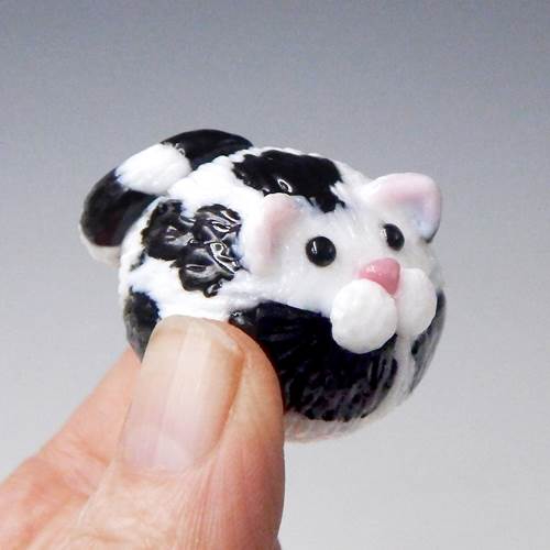 Click to view detail for HG-197 Black/White Fat Cat $45