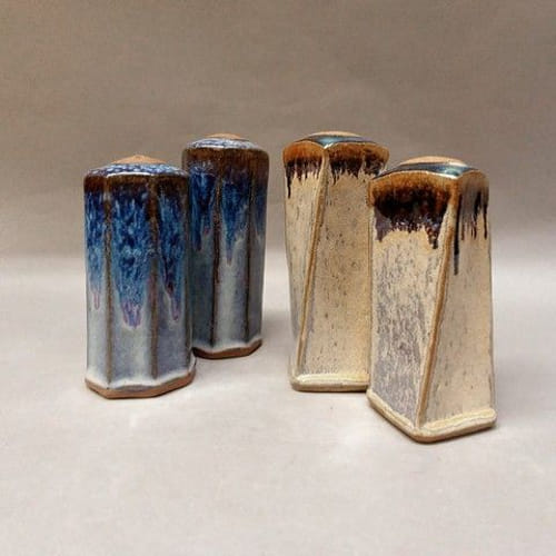 Click to view detail for Salt and Pepper Shakers in Shades of Blue